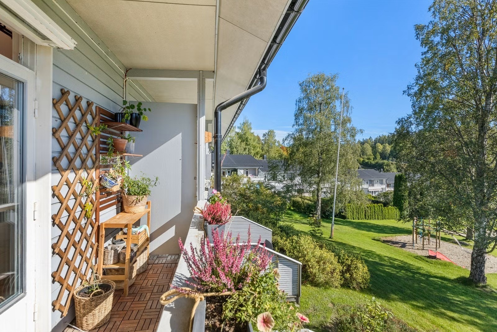 Solrik balkong med utsikt over sameiets fellesarealer. Galleribilde