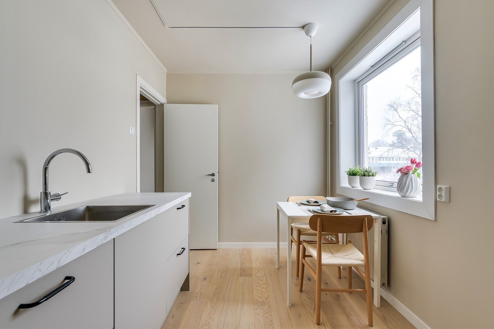 Rommet gir også plass til et mindre spisebord - perfekt for en kjapp frokost. Galleribilde