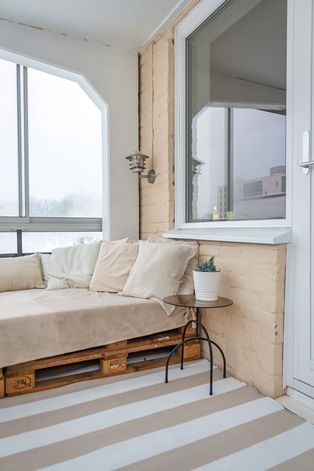 Balkongen fungerer som en flott forlengelse av leiligheten på sommerstid. Her kan du trekke glasset til side, slik at du får en åpen balkong. Galleribilde