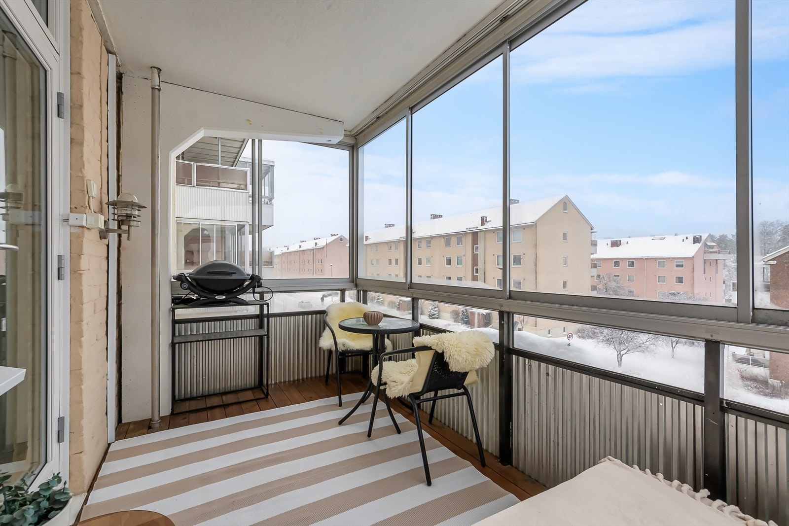 Grillen finner sin naturlige plass i hjørnet. Galleribilde