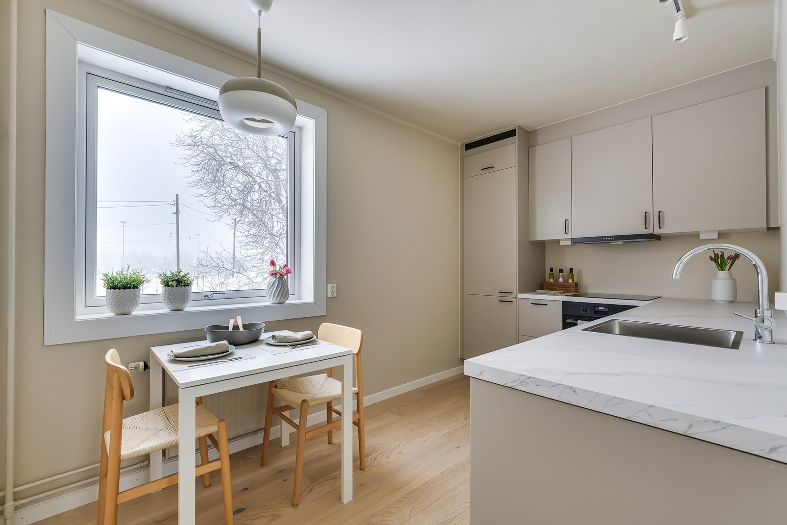 Det delikate kjøkkenet gir rikelig med skap- og benkplass. Galleribilde