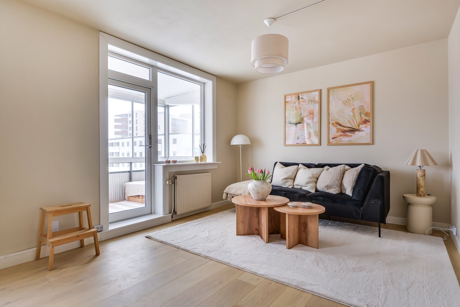 Store vindusflater, kombinert med duse fargetoner, skaper en behagelig atmosfære. Galleribilde