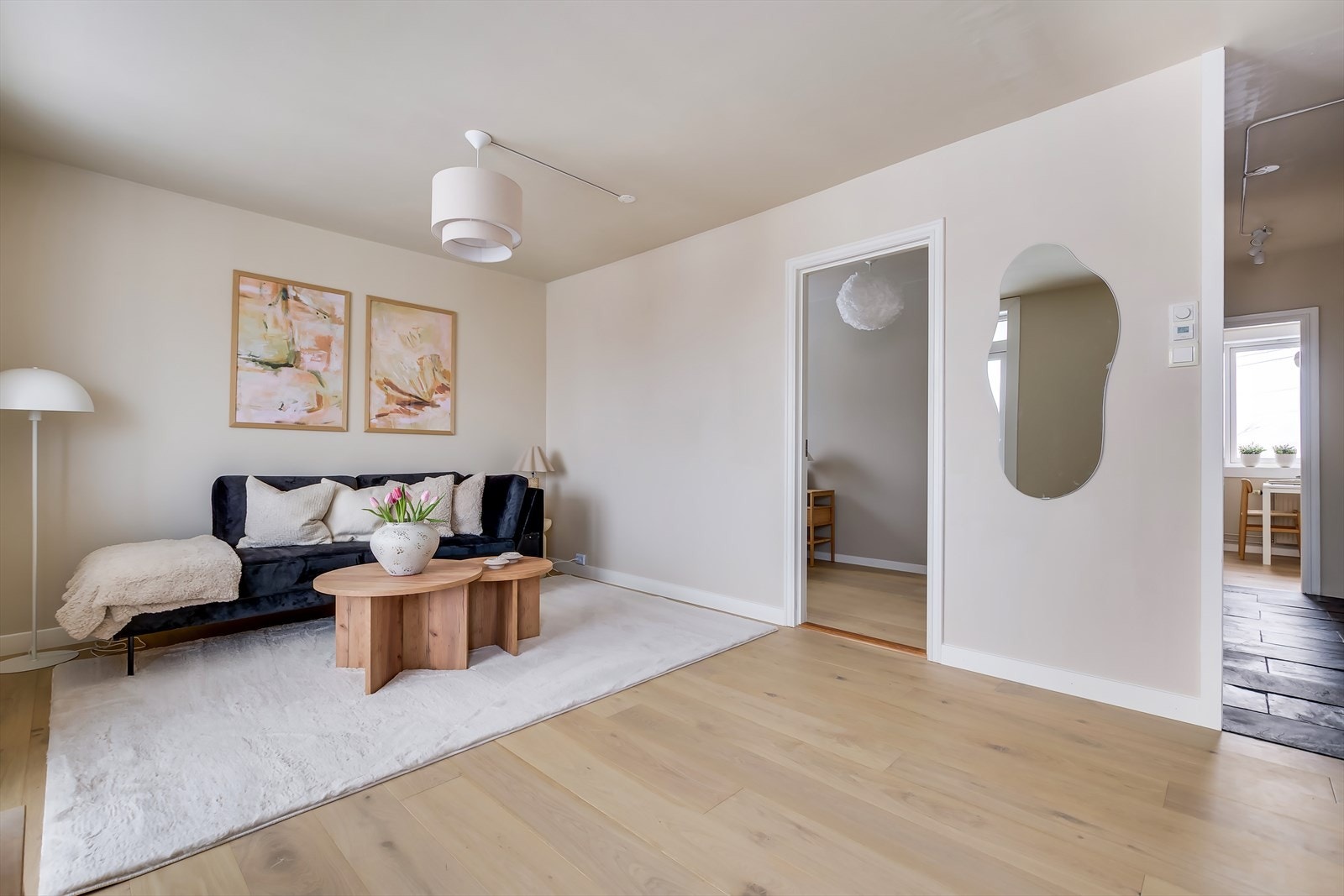 Gulvet er belagt med 1-stavs eikeparkett. Galleribilde