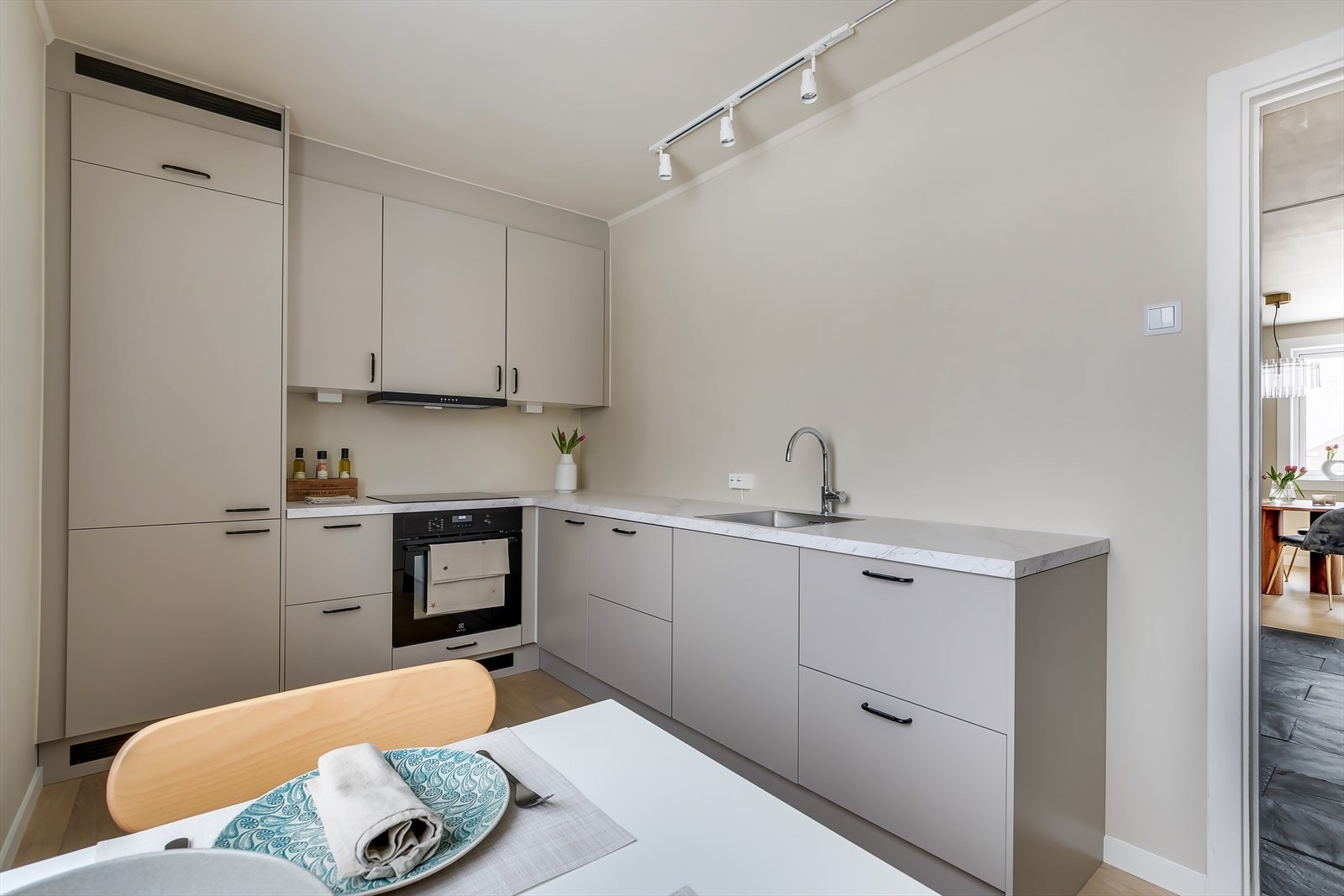 Her får du en oppgradert leilighet, med blant annet kjøkken fra 2026 og bad fra 2021. Galleribilde