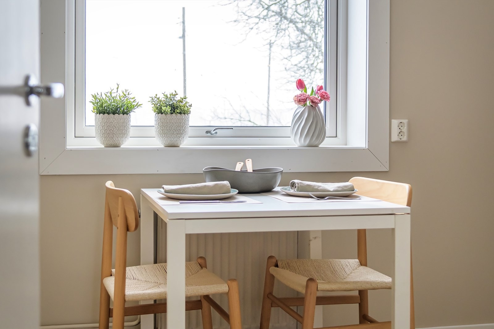 Stort vindu gir rikelig med lys til matlagingen. Galleribilde