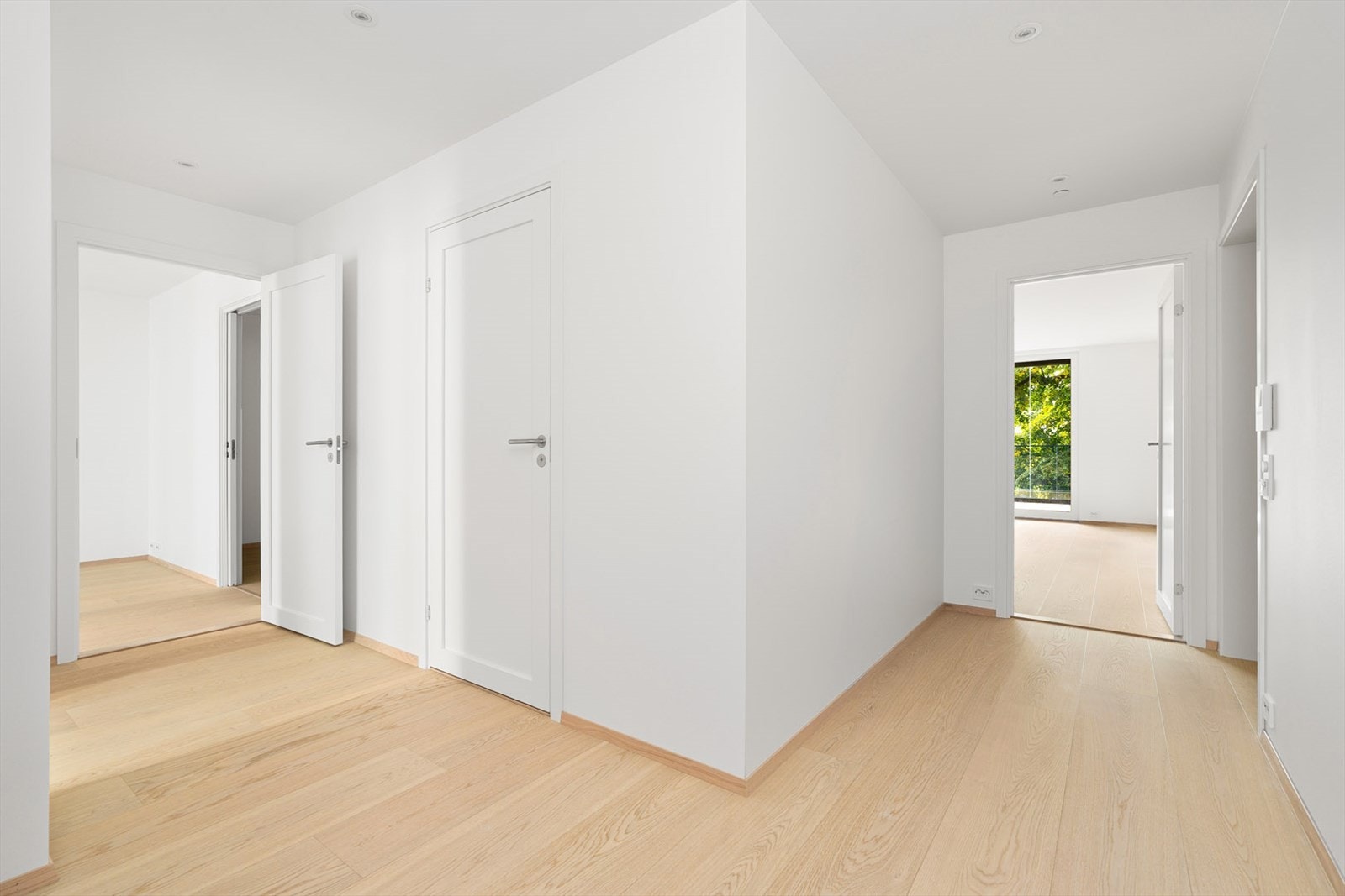 Romslig inngangsparti med god plass til oppbevaring Galleribilde