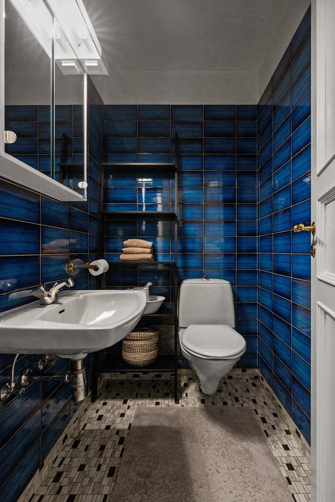 Toalettrom i underetasjen Galleribilde