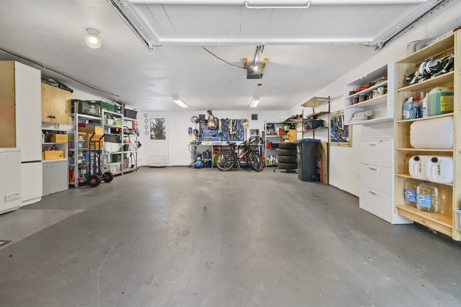 Ei stor og romsleg garasje med plass til to biler Galleribilde