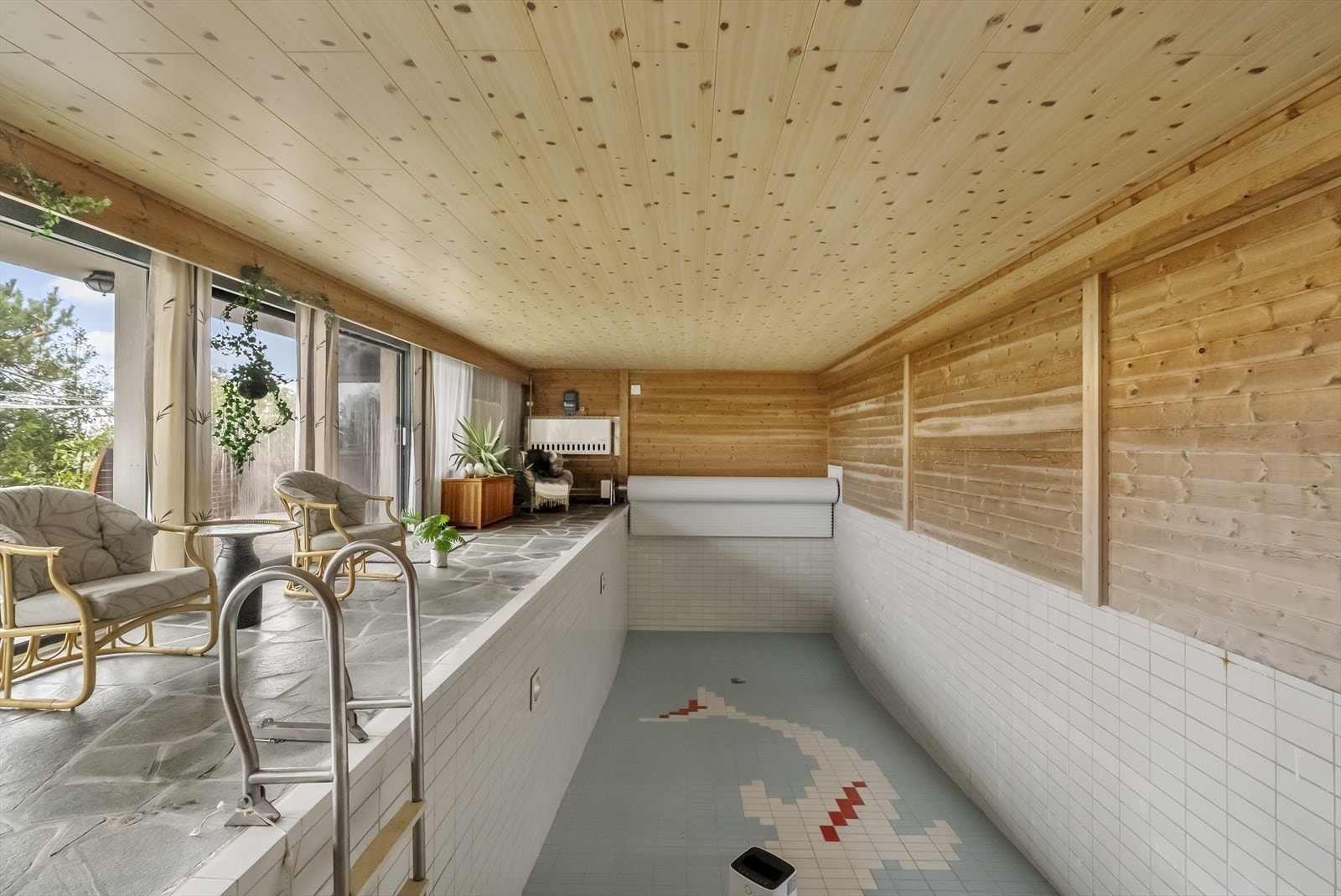 Svømmebassenget er ikkje blitt brukt på fleire år og tilstanden er ikkje kontrollert, men ditta rommet har masse potensiale til annet bruk Galleribilde