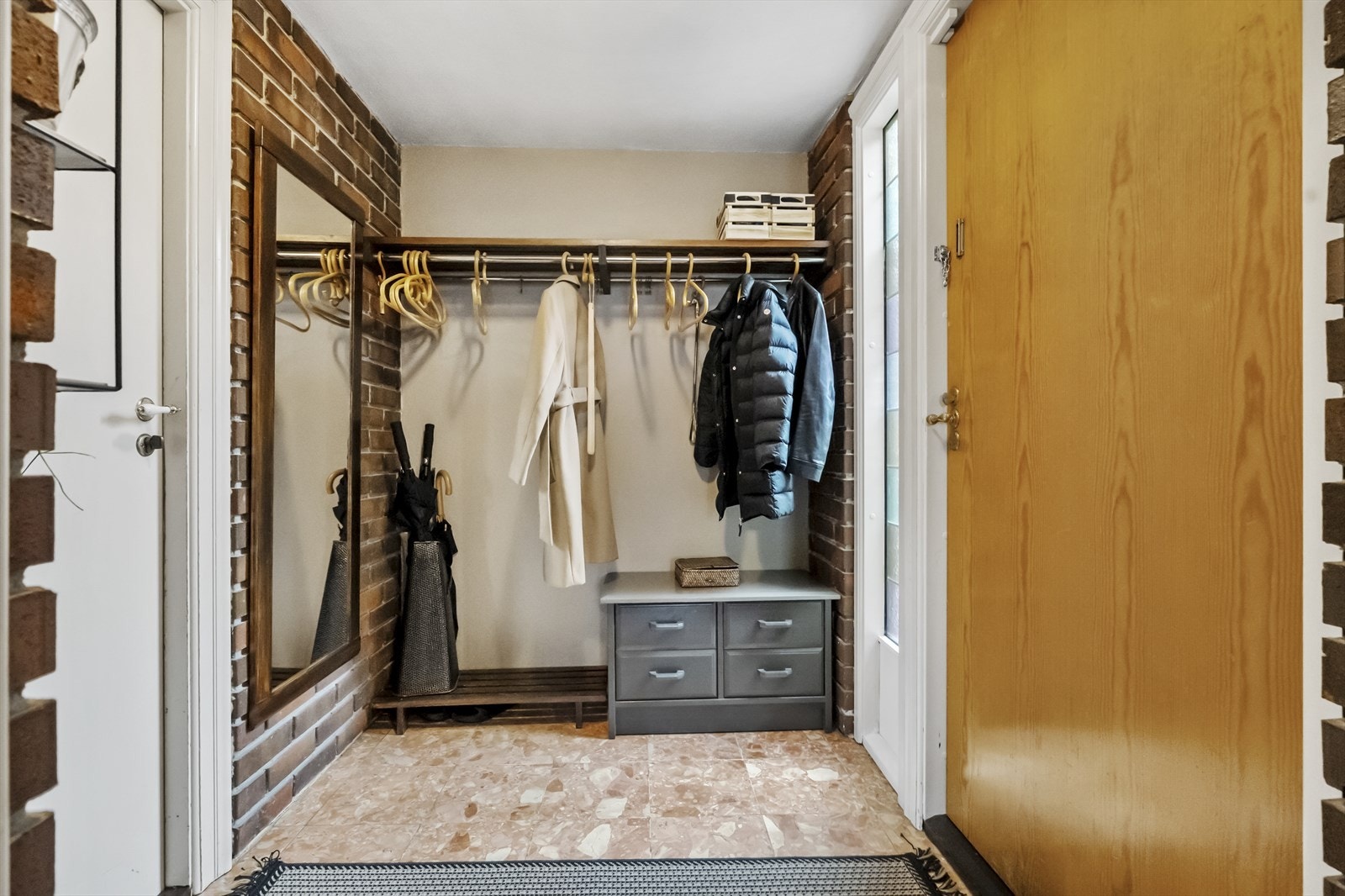 Inngangsparti med gjennomgang til garasjen Galleribilde