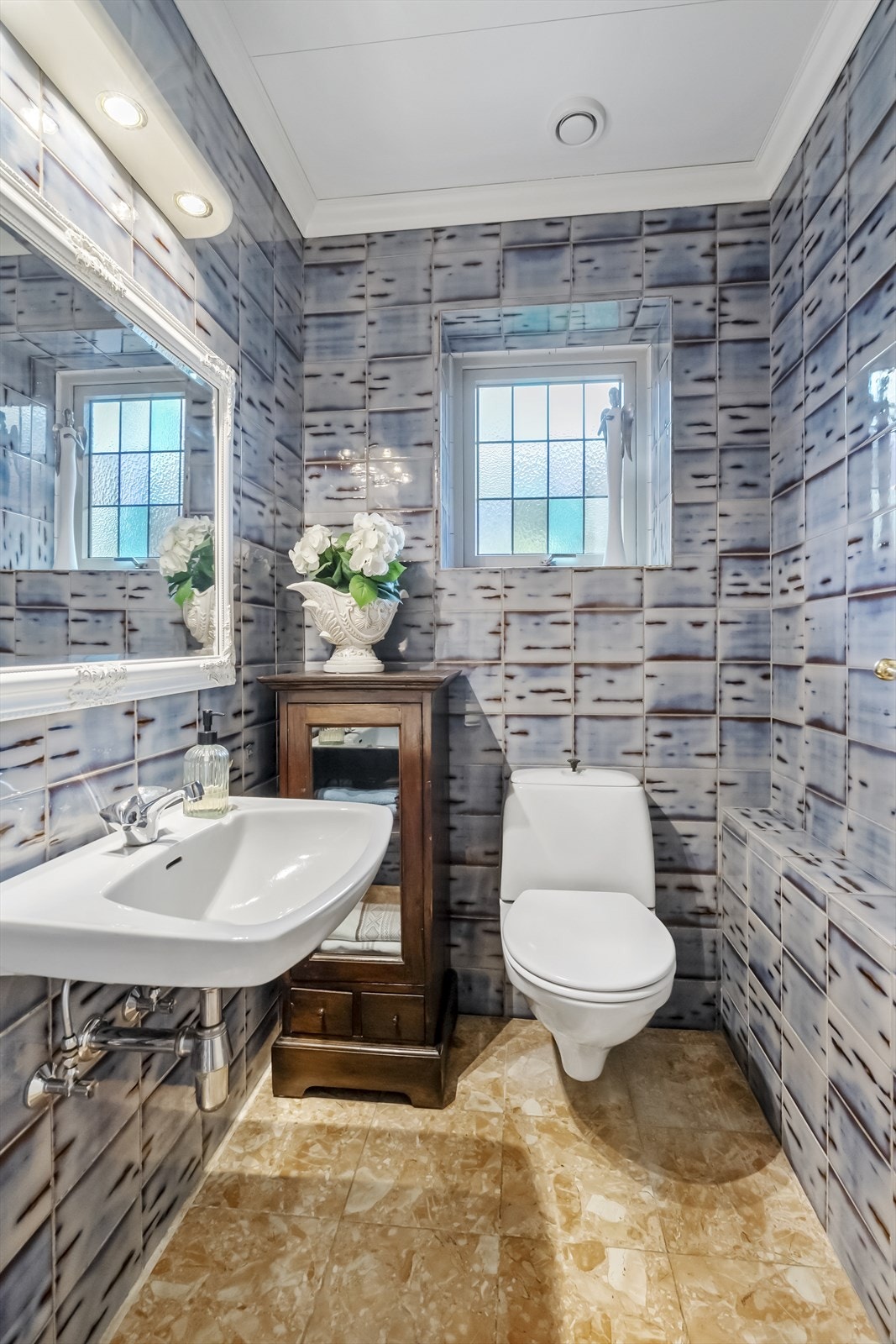 Gjestetoalett i hovedetasjen Galleribilde