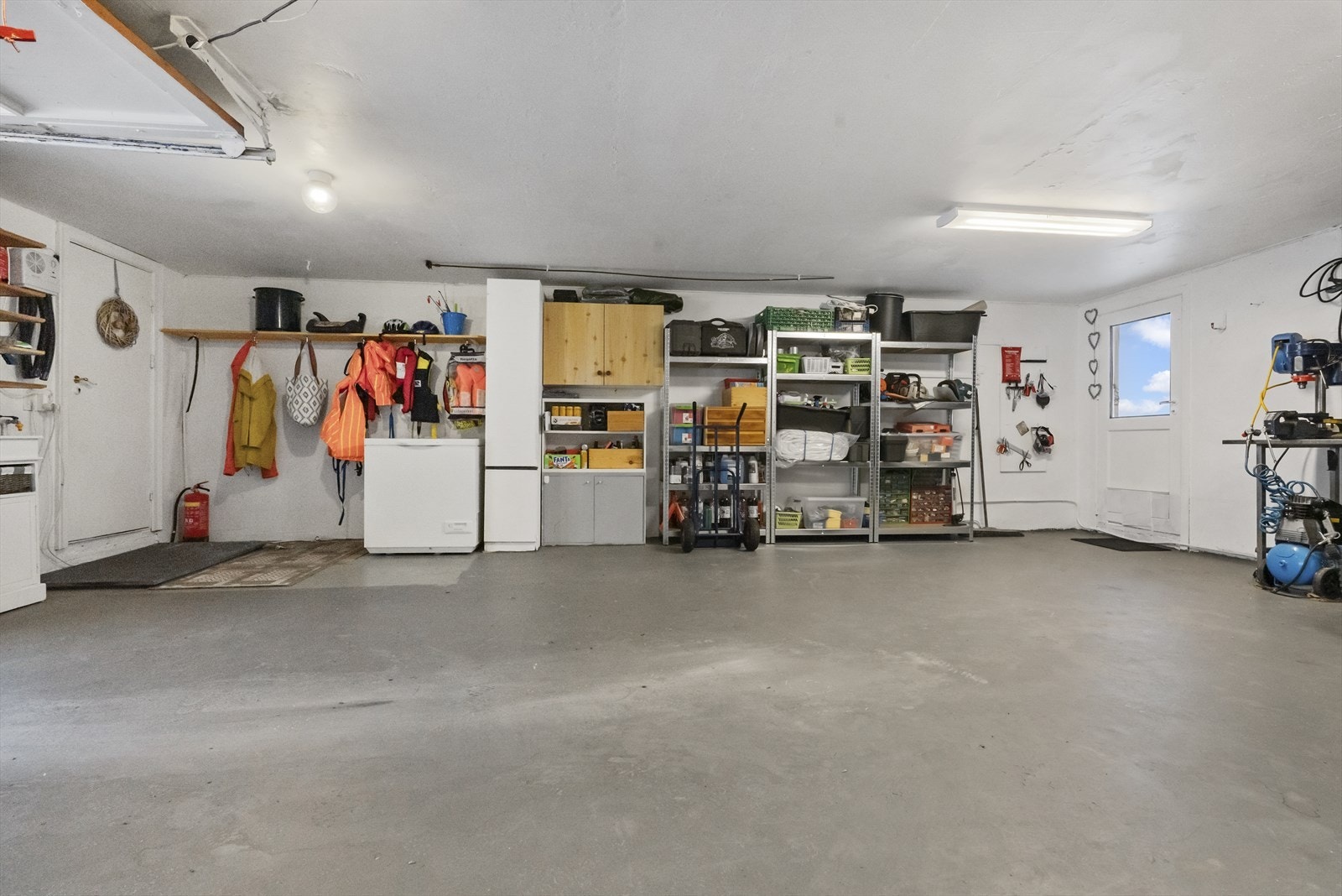 Frå garasja kan du gå tørt inn i bustaden Galleribilde