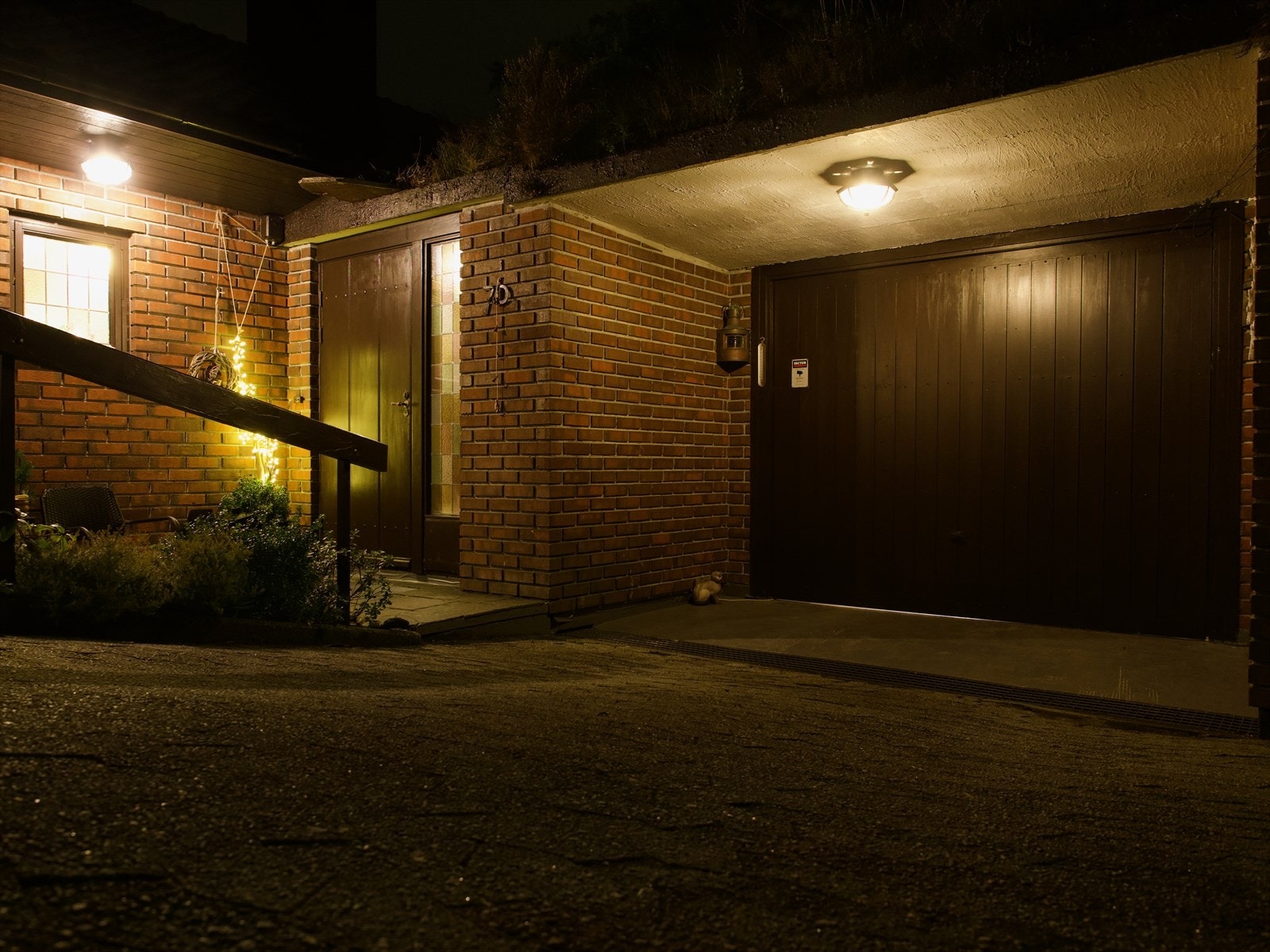 Det er belysning langs heile fasaden Galleribilde