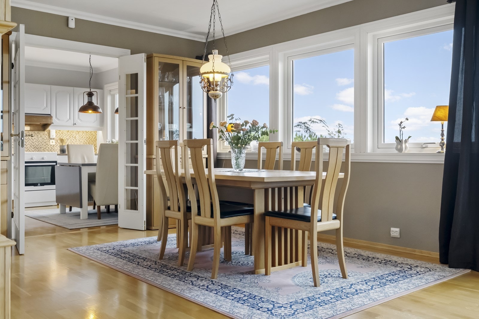 Kort veg frå kjøkken til spisebord Galleribilde