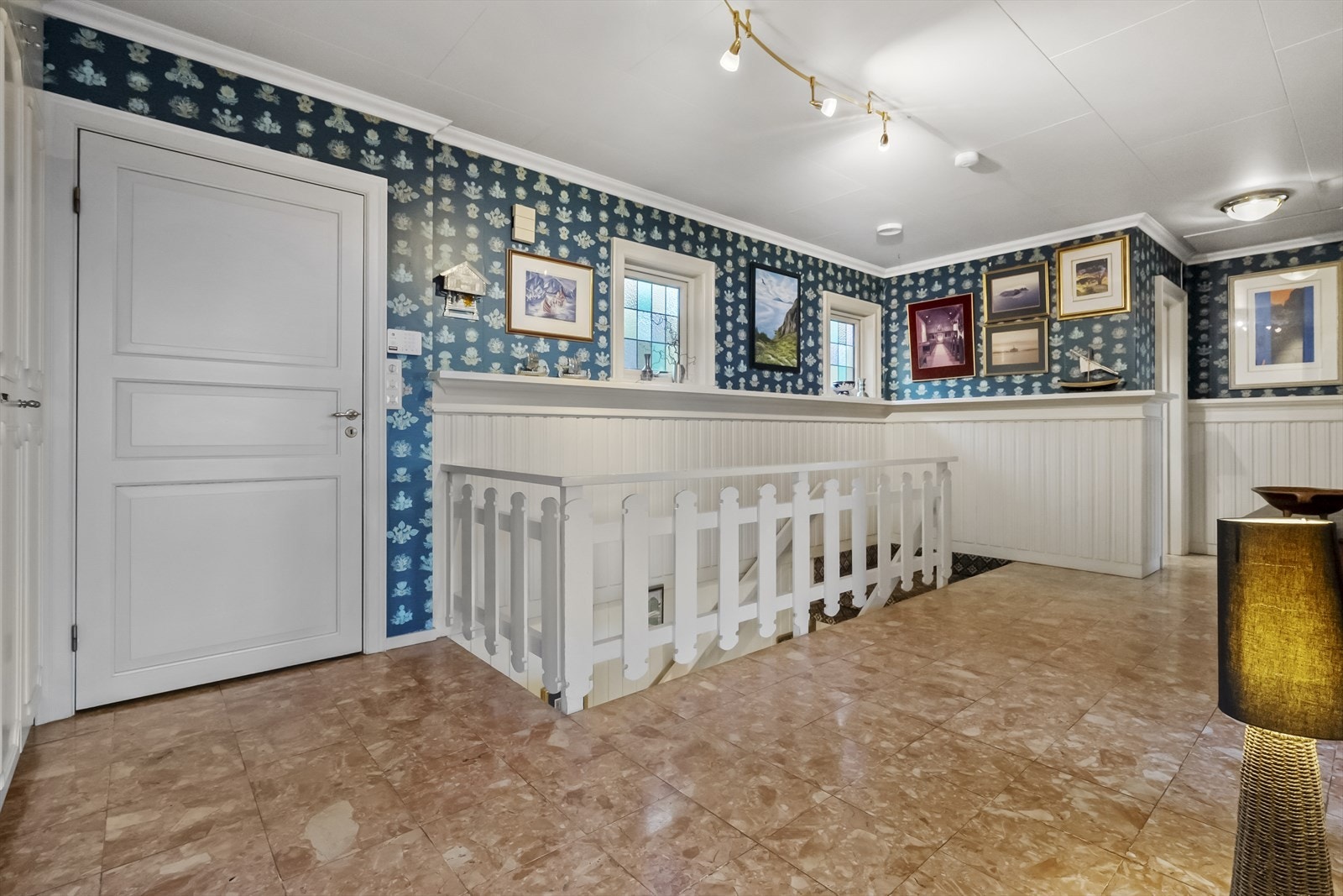 Legg merke til dei nydelege marmorflisene og det flotte trepanelet! Galleribilde