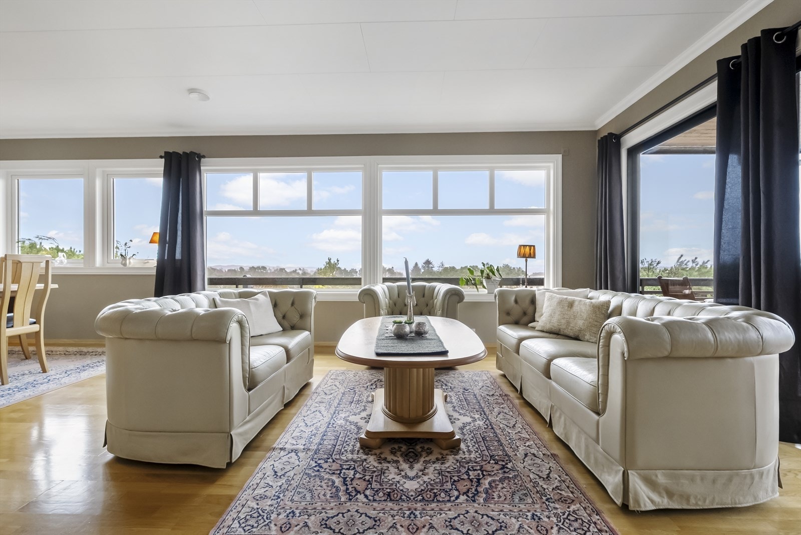 Ei lys og fine stove med ei heilt fantastisk utsikt Galleribilde