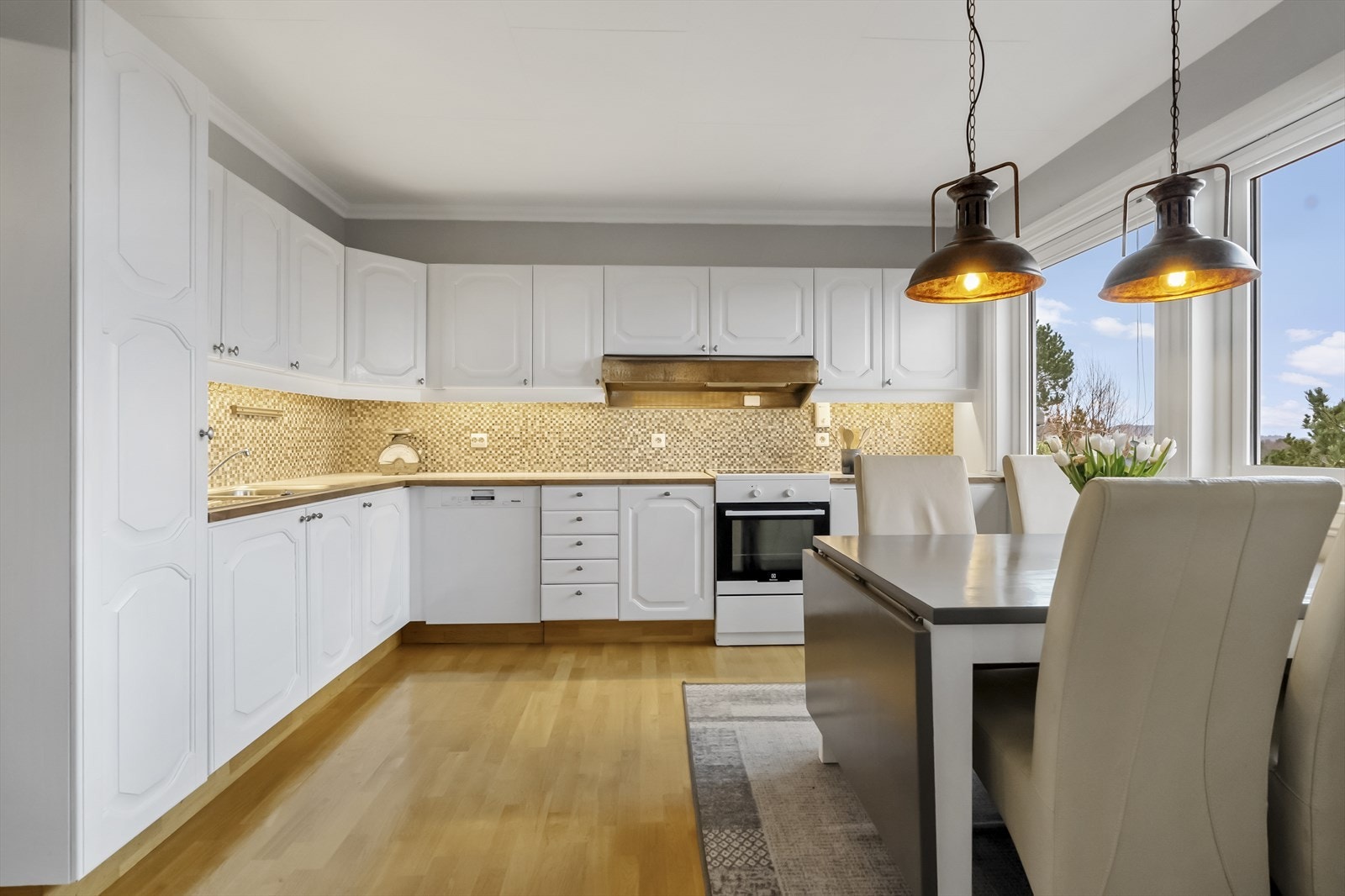 Stort kjøkken med mykje skap- og benkeplass Galleribilde