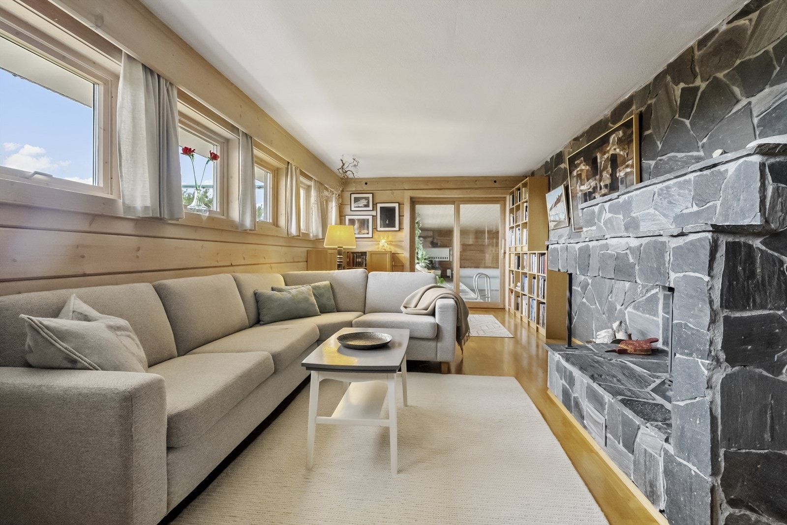 Kjellarstove med gjennomgang til basseng Galleribilde