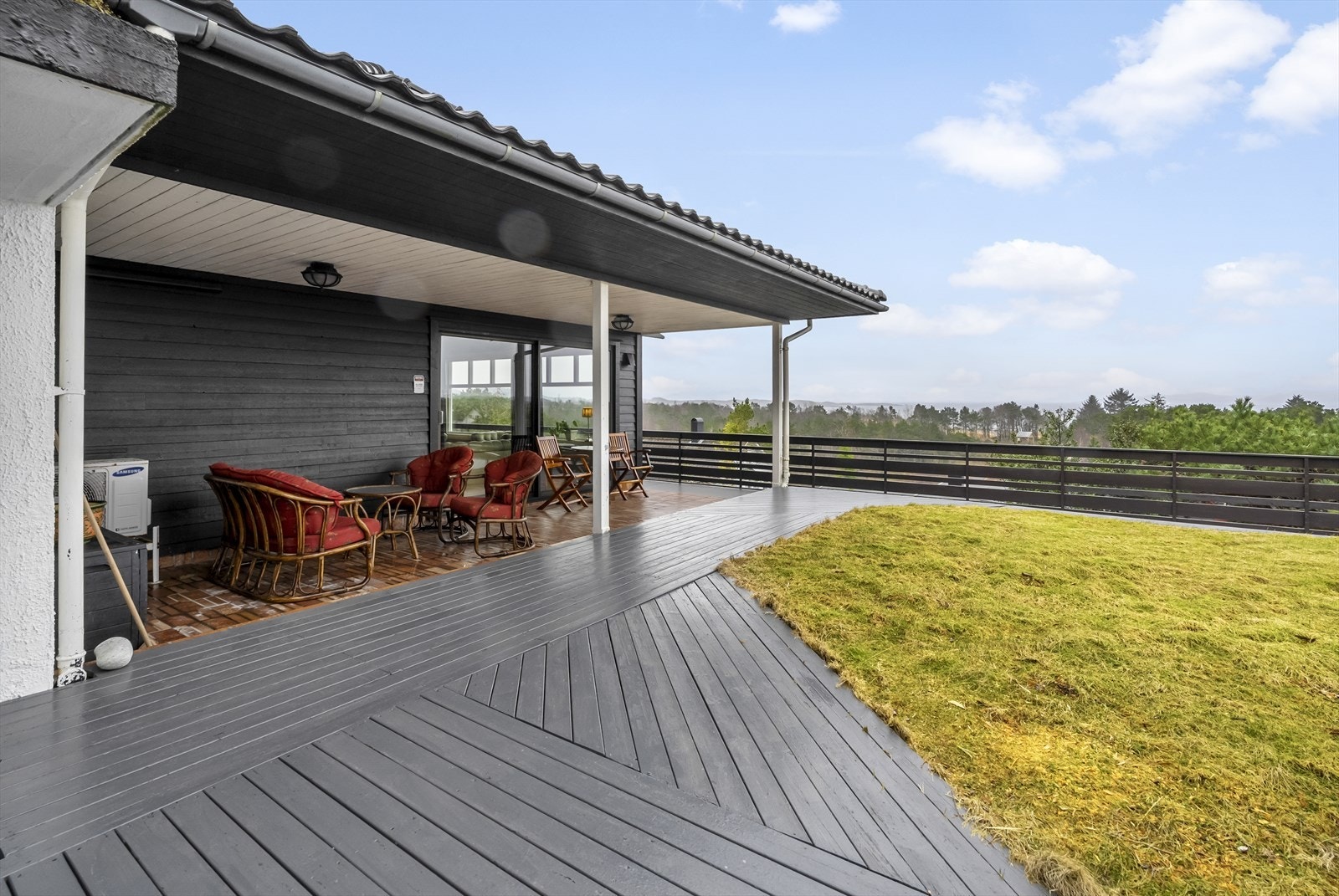 God plass til sittegrupper under tak. Perfekt sted å nyte kveldsola. Galleribilde