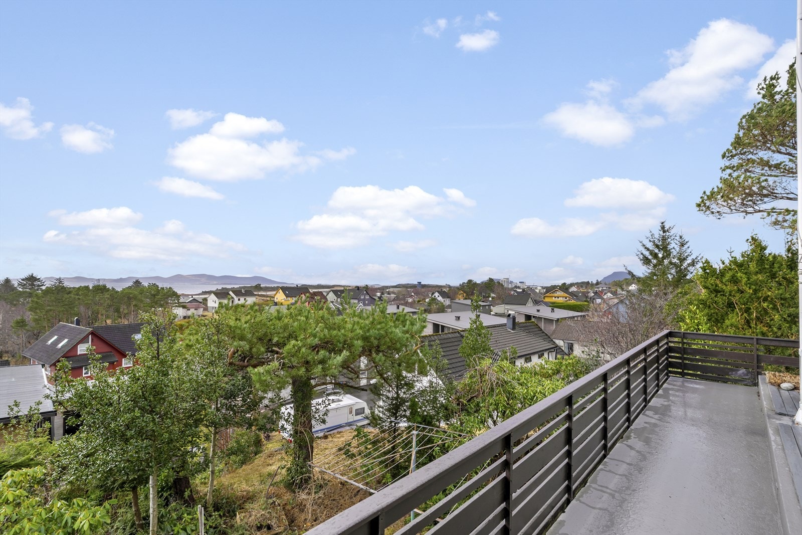Eigendomen har panorama utsikt fra Stavøya til blinkene fra Ytterøyane fyr mellom trea i vest. Galleribilde