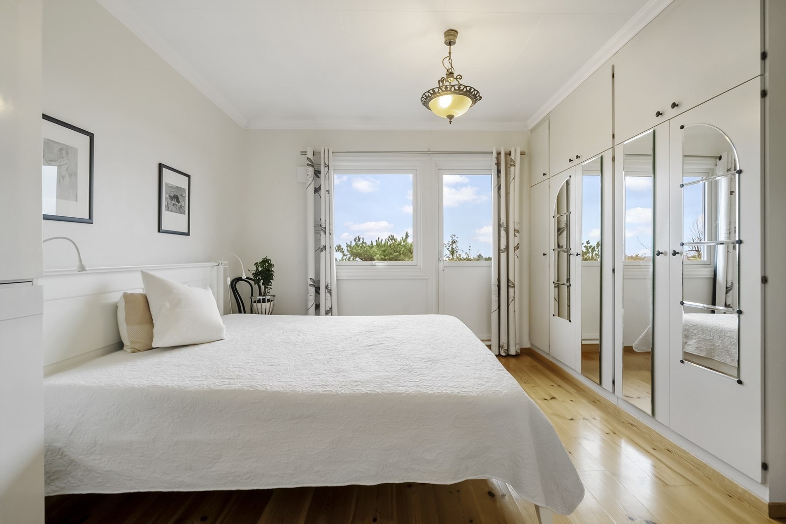 Stort hovudsoverom med klesskap, utsikt og egen utgang til altan Galleribilde