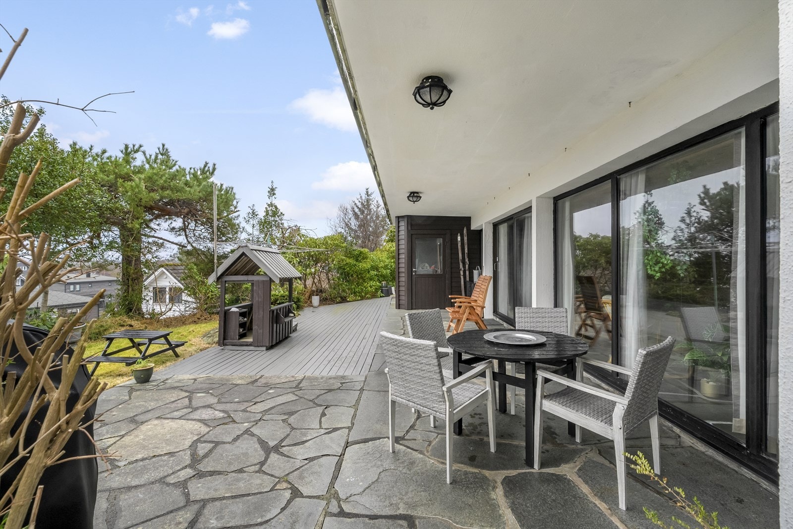 Det er skyvedør fra bassenget og ut til uteplassen Galleribilde