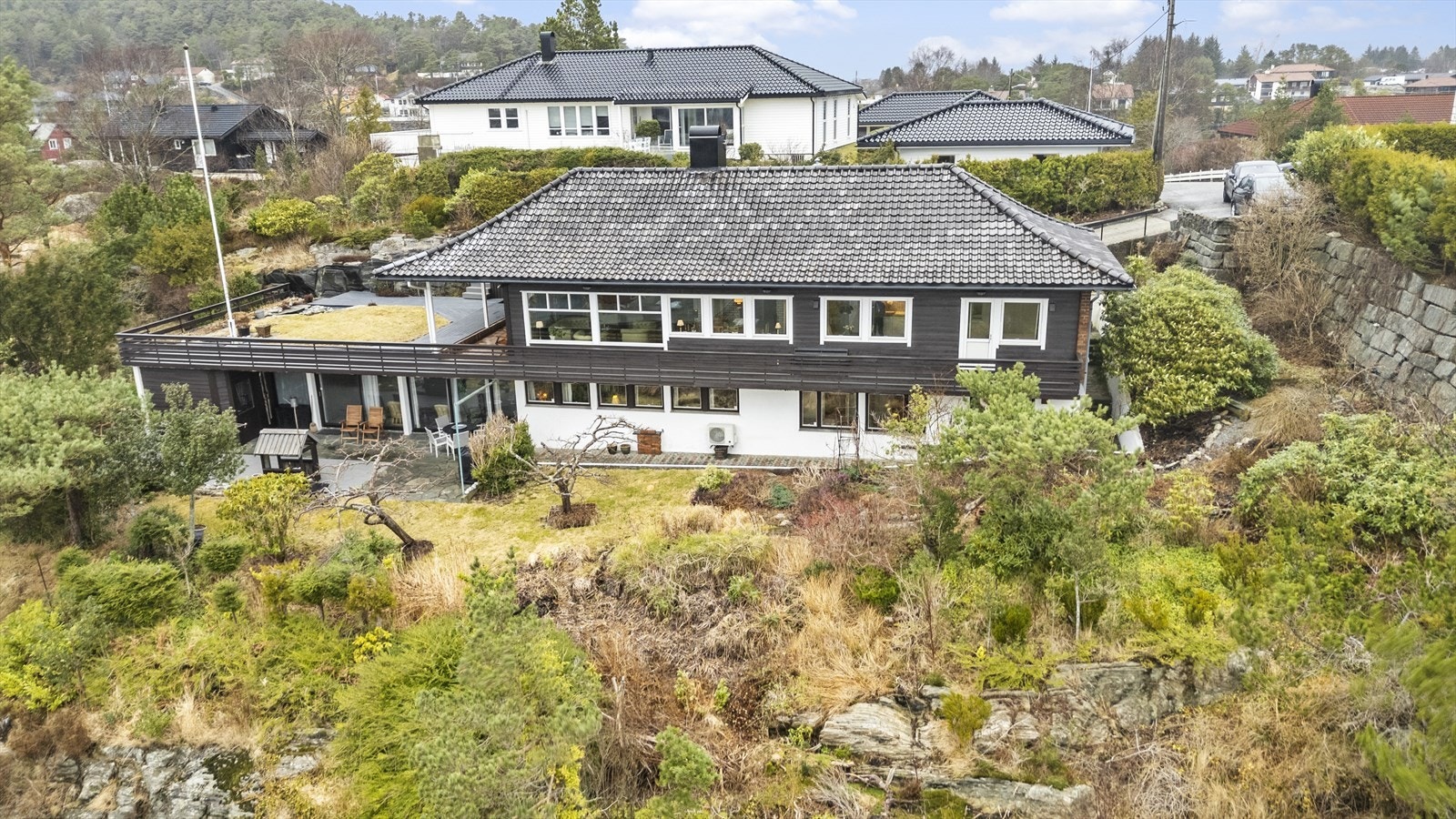 Eiendomsmegler 1 v/ Eline Knapstad presentera Brendøyvegen 7B! Ein unik bustad med 4 soverom, 2 stover, svømmebasseng, stor tomt og garasje. Foto: Photoevent (Thor-Aage Bolseth Lillestøl) Galleribilde