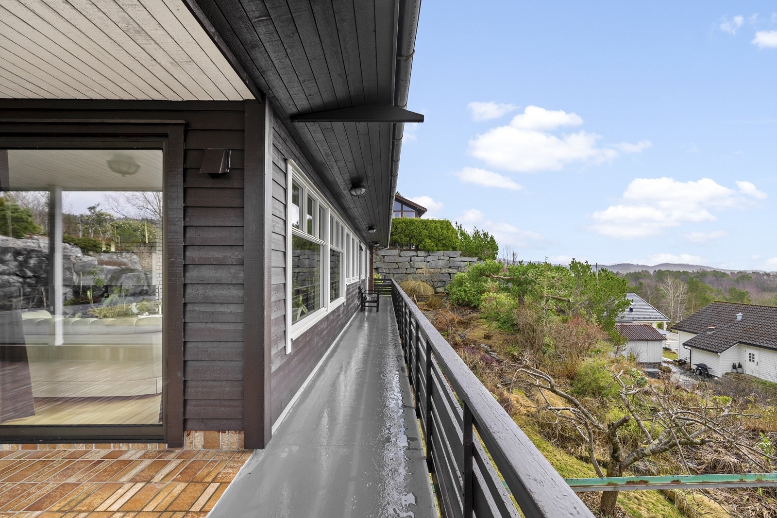 Altan rundt huset skaper fleire soner. Samstundes som maling av husets to trevegger blir ein leik. Galleribilde