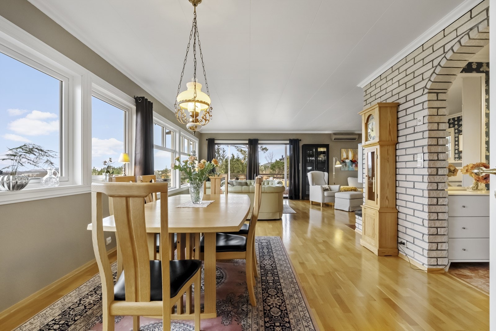 Stova har og god plass til spisegruppe Galleribilde