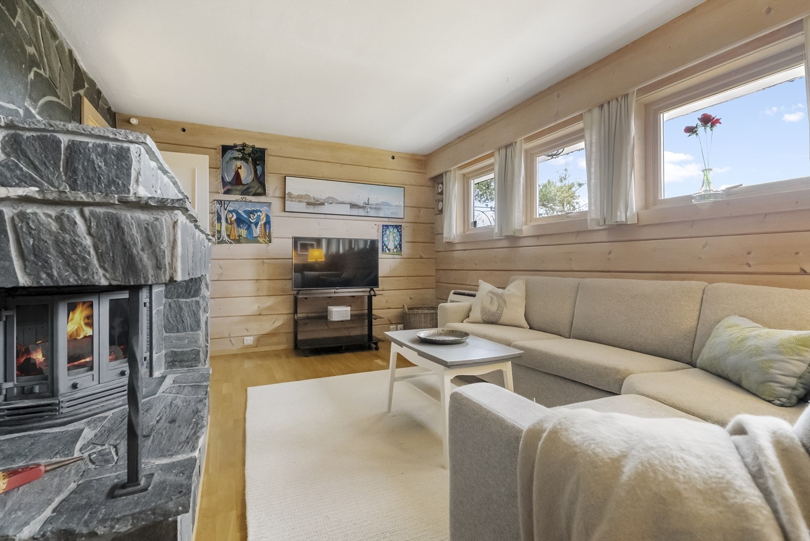 Fin skiferkledd peis Galleribilde