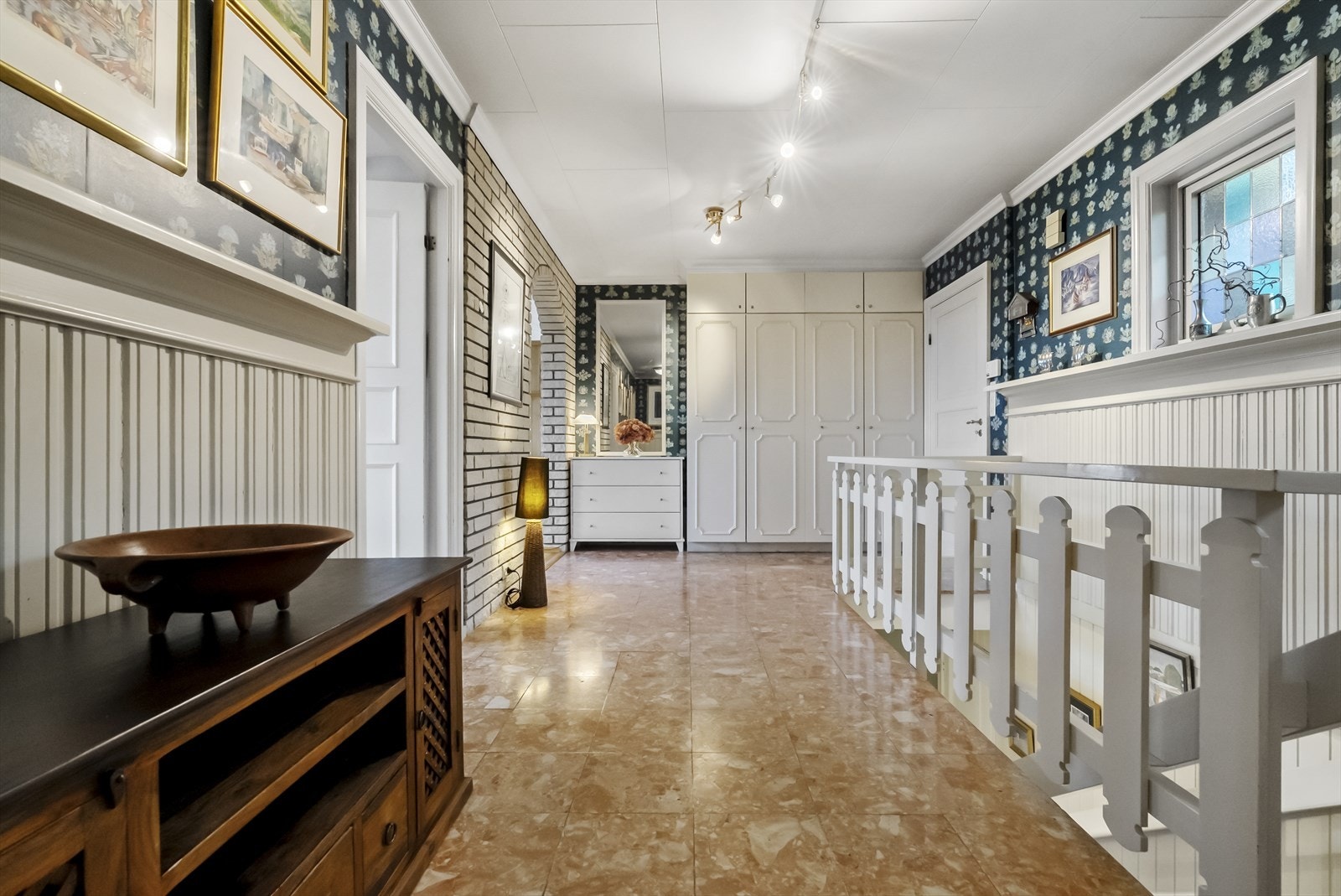 Ein stor og luftig hall Galleribilde