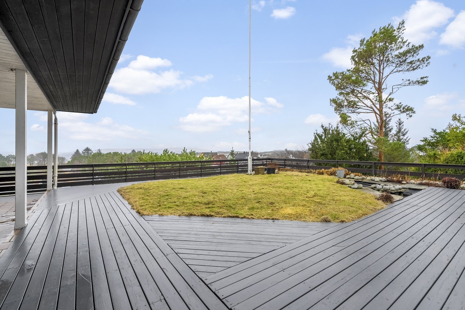 Utanfor stova finn du eit stort skjerma uteområde som er fint opparbeida Galleribilde