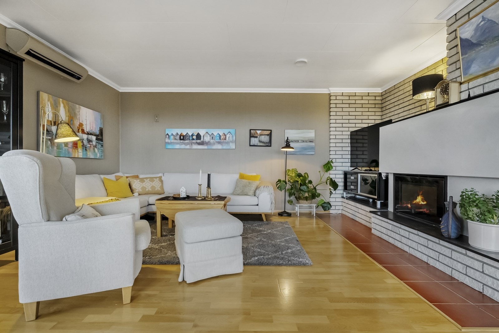 God plass til både sofagruppe og godstol framfor peisen (frå 2017). Galleribilde