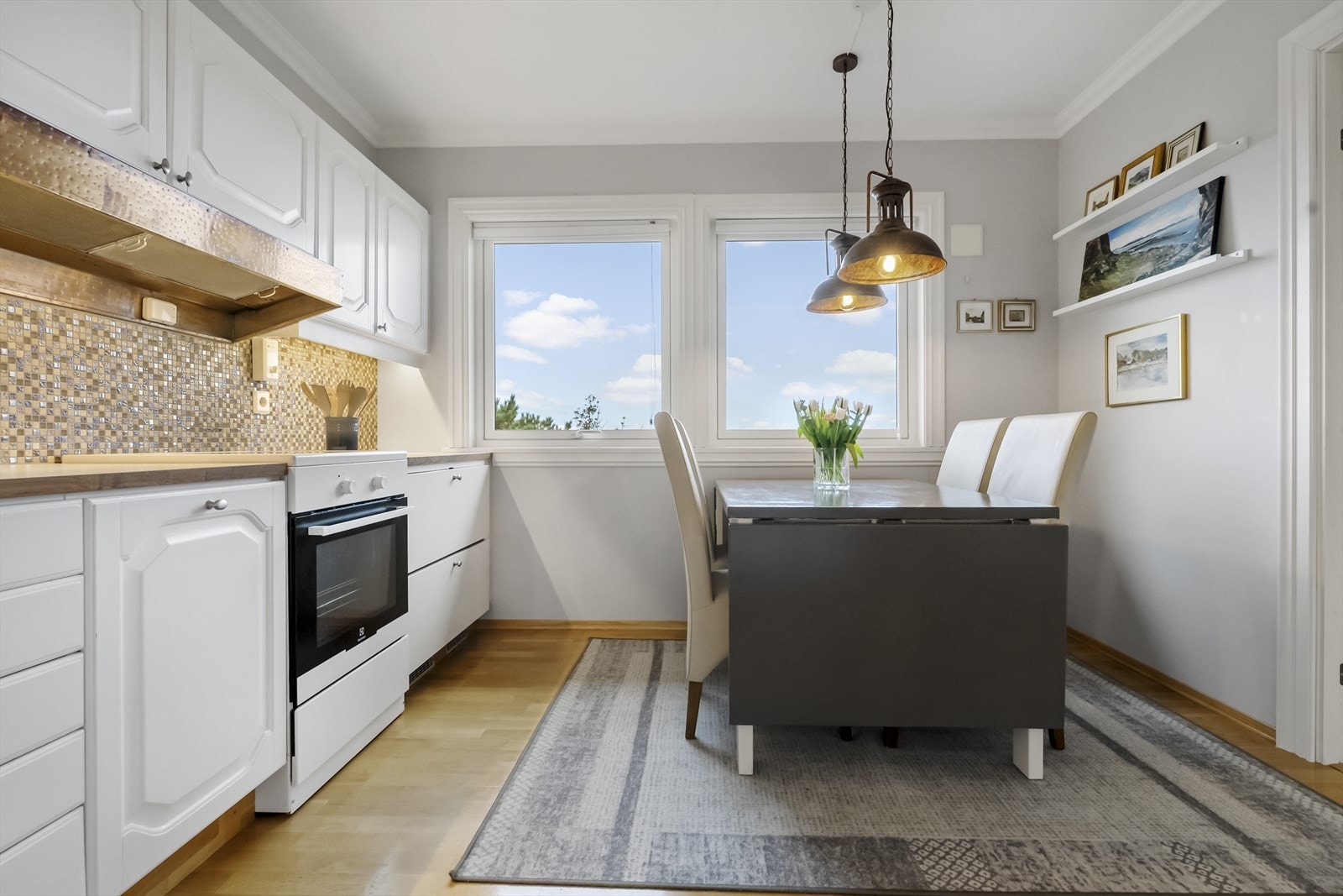 God plass til kjøkkenbord på kjøkkenet Galleribilde