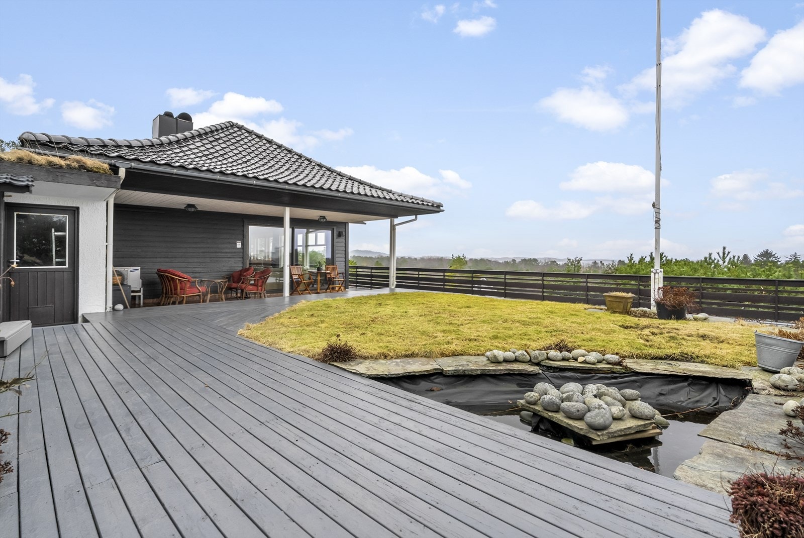 Her har det tidligare vore ein liten fiskedam med fontene. Utgang frå garasja til hagen gjør det lett å bevege seg rundt på eigendommen. Galleribilde