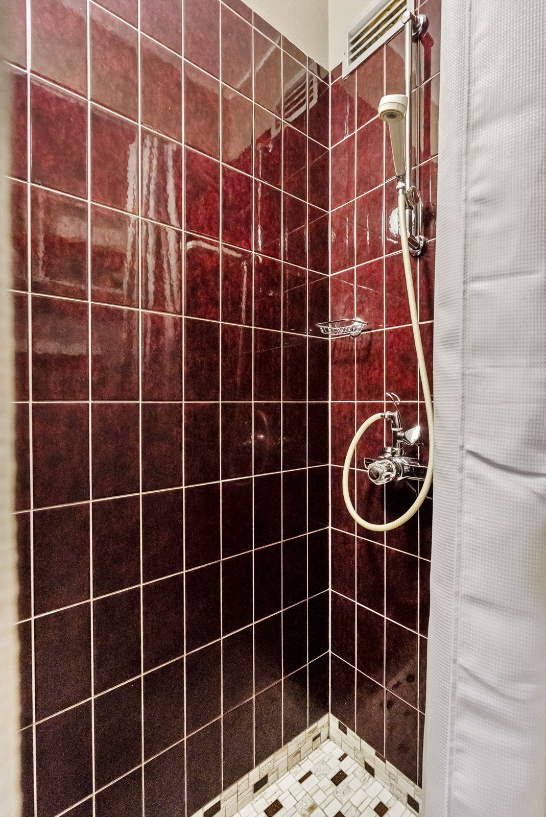 Det er lagt opp dusj og badestove rett ved svømmebassenget Galleribilde