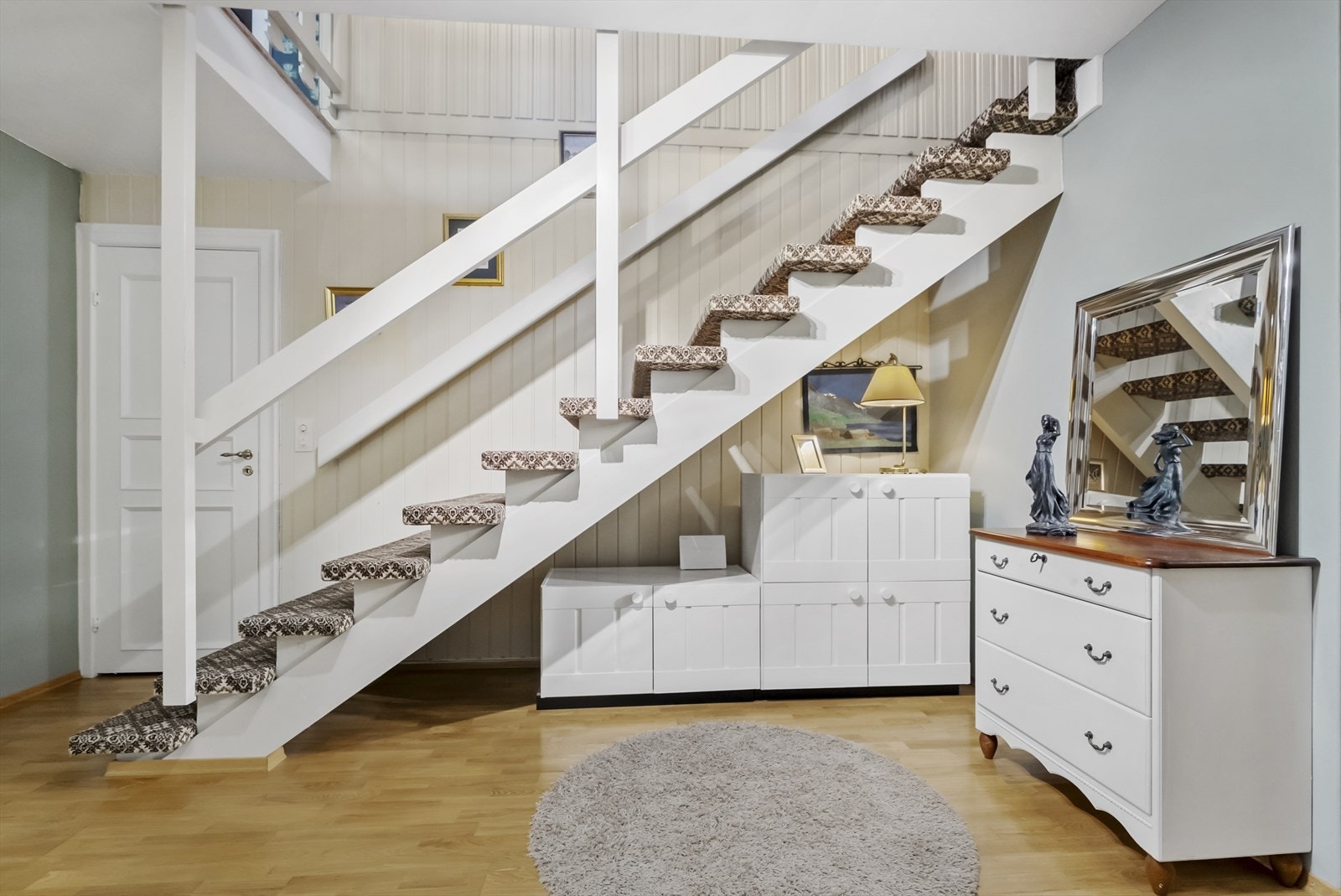 Trapp ned i underetasjen Galleribilde