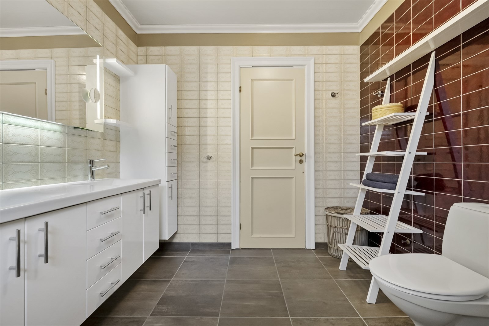 Godt med skapplass og to vasker Galleribilde