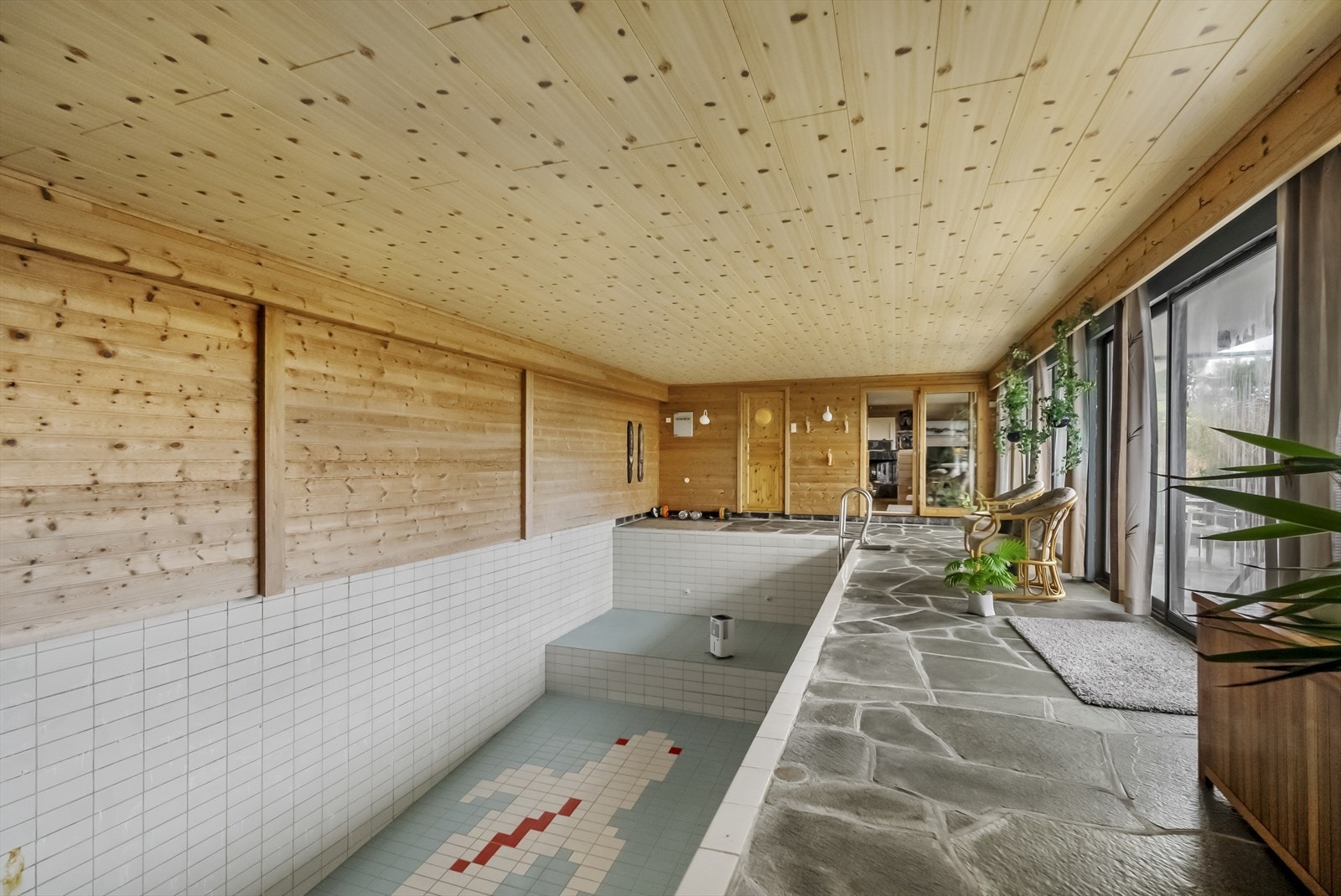 Svømmebassenget er 2,5 meter djupt Galleribilde