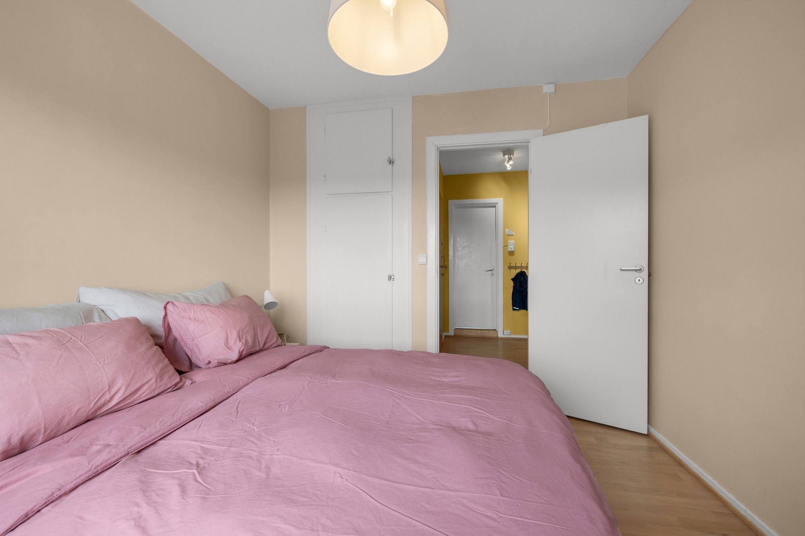 Begge rommene har plassbygde garderobeskap med glatte, malte fronter og byr på fleksible innredningsmuligheter. Galleribilde
