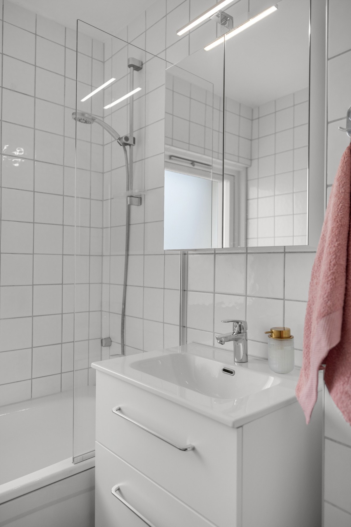 I 2026 ble det installert ny servant med tilhørende skap og speil, som gir badet et oppfrisket uttrykk. Galleribilde