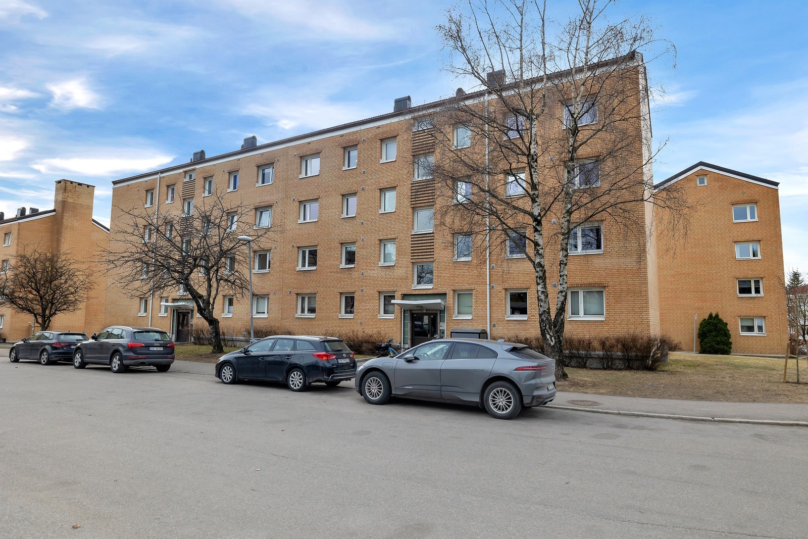 Det er gratis gateparkering, og venteliste i borettslaget for fast plass. Galleribilde
