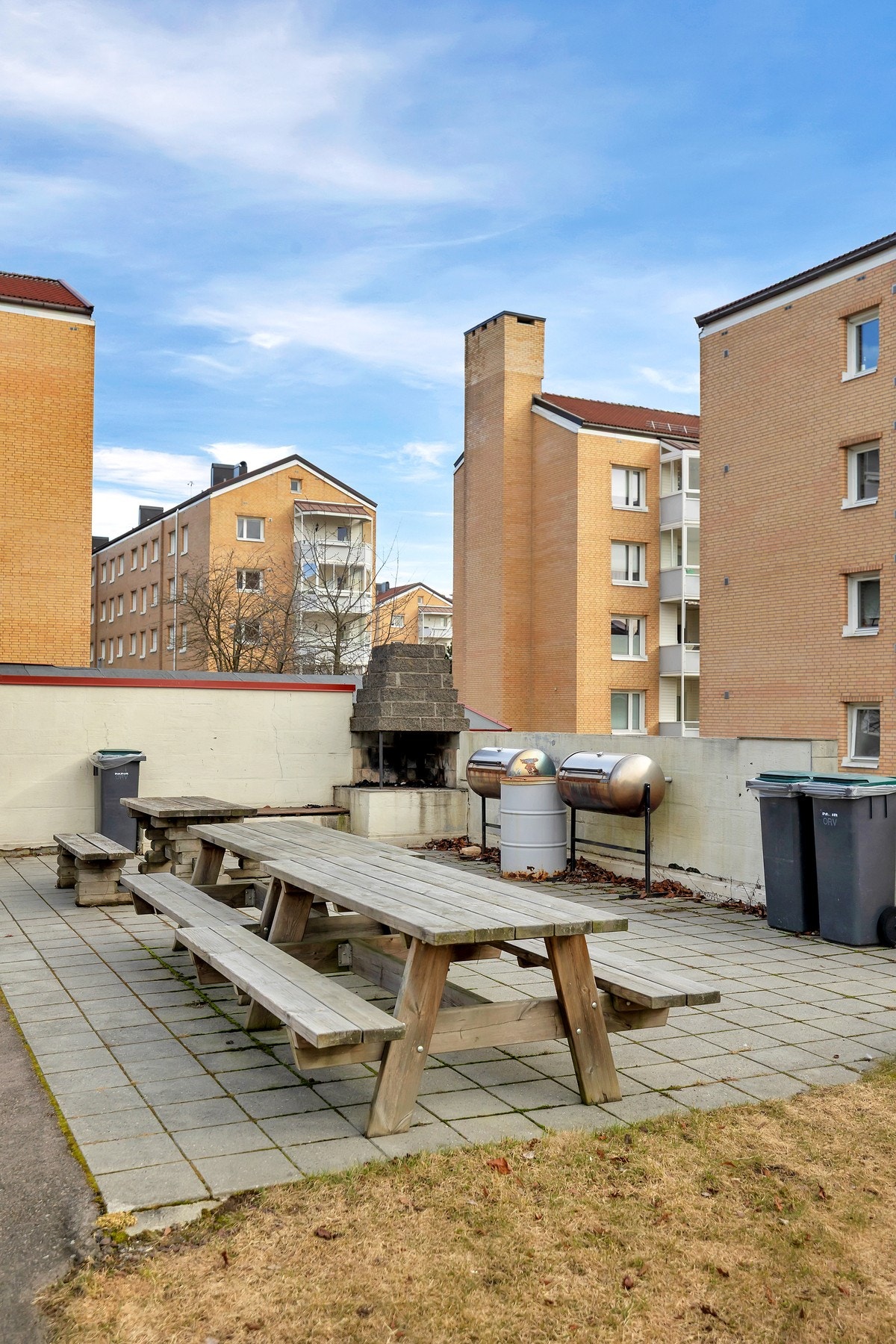 Borettslaget byr på attraktive og velholdte fellesområder med blant annet grønne plenarealer og hyggelig grillplass. Galleribilde