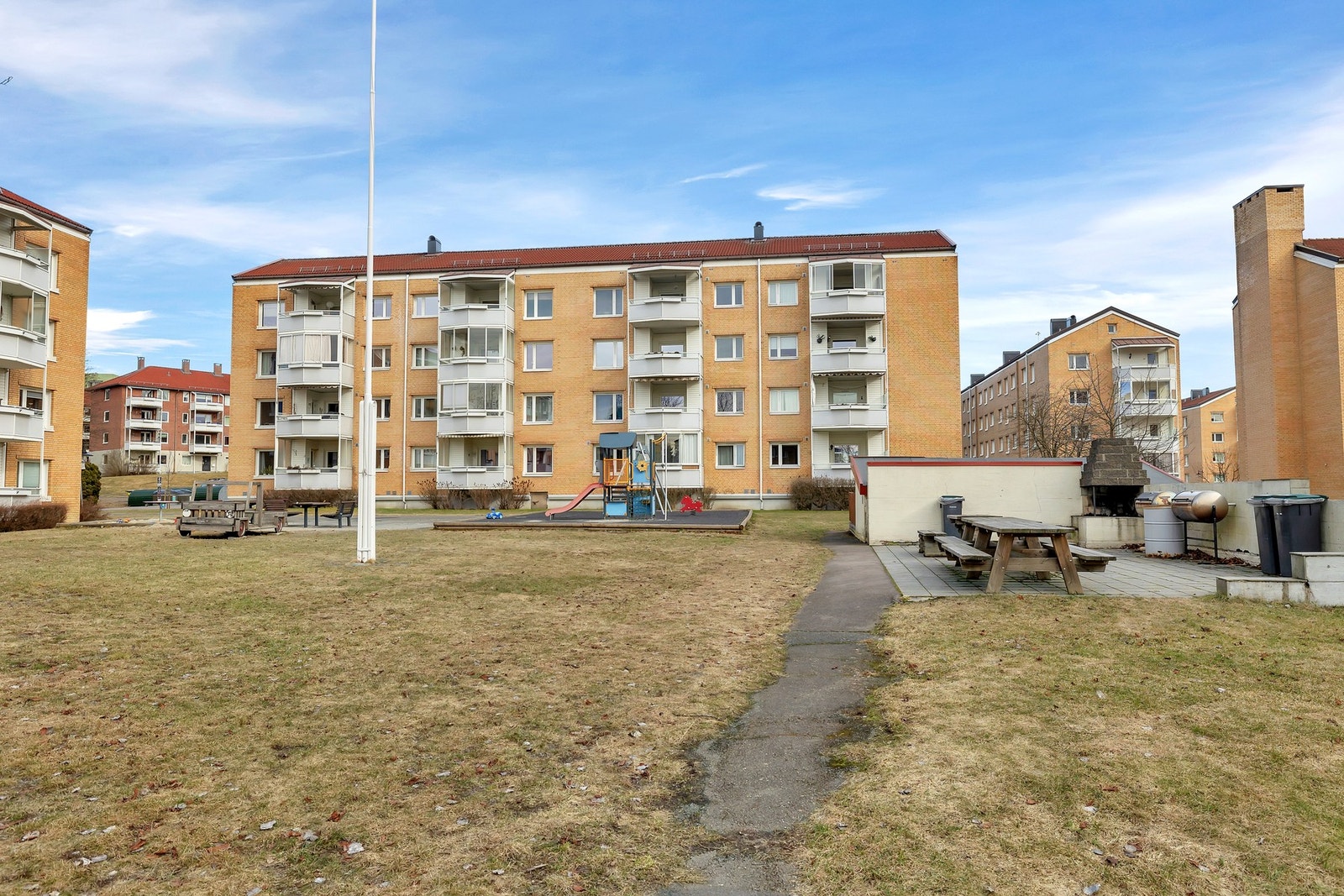 Boligen har en svært god intern beliggenhet i et grønt og luftig område, med fin utsikt på begge sider og ingen sjenanse fra innsyn. Galleribilde