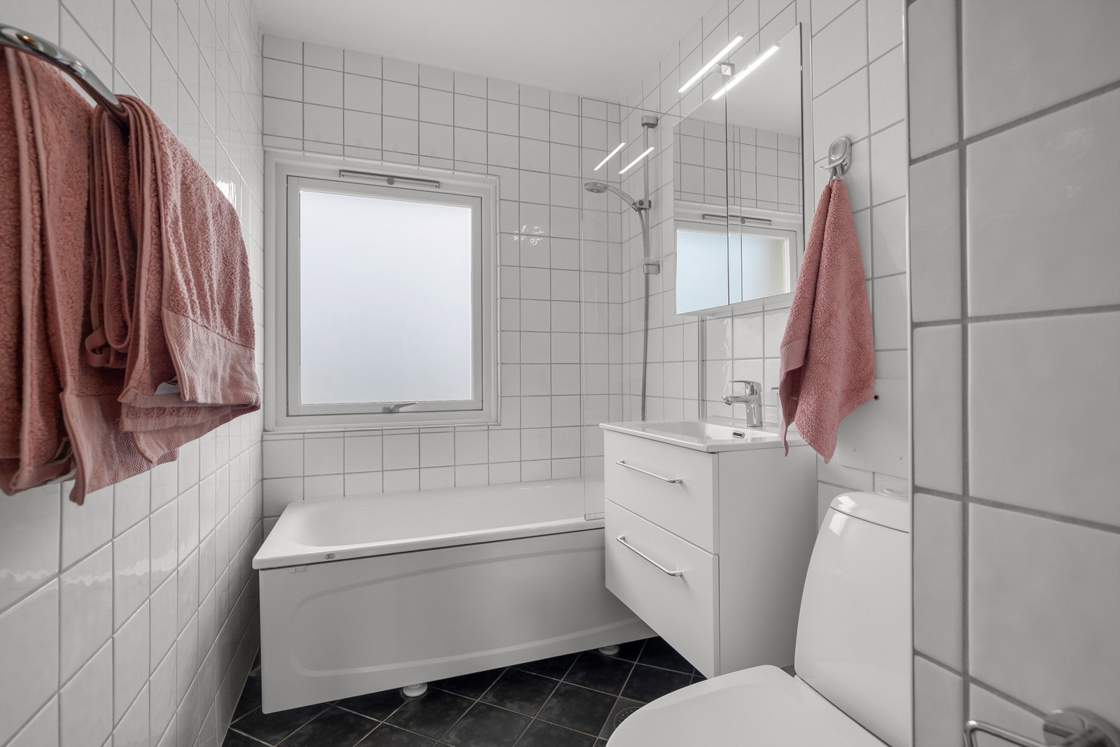 Badet ble oppgradert i regi av borettslaget i 2005/2006 og har flislagte overflater. Galleribilde