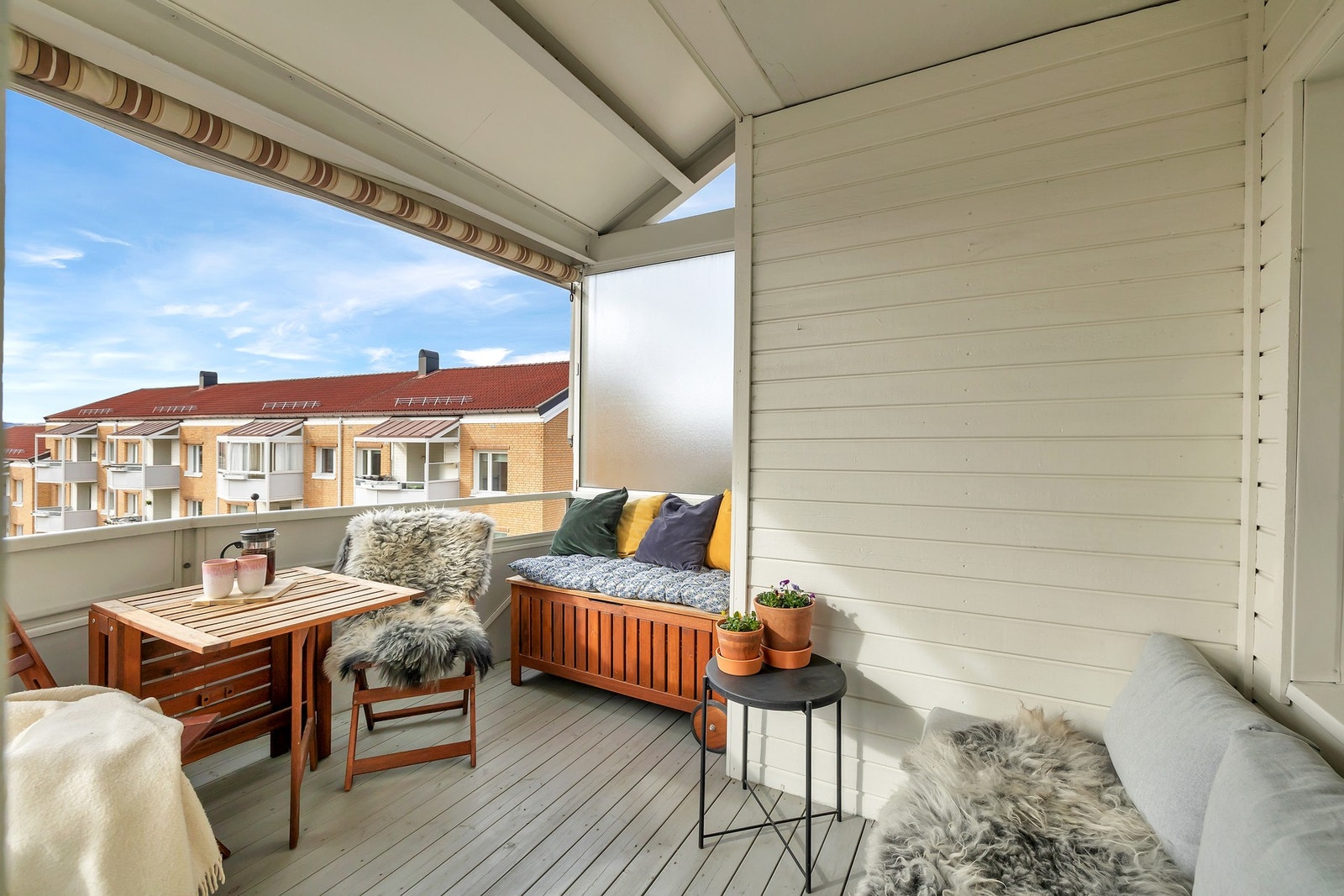 Balkongen har terrassebord, rekkverk med glassfelt og manuell markise, og gir god plass til utemøbler. Galleribilde