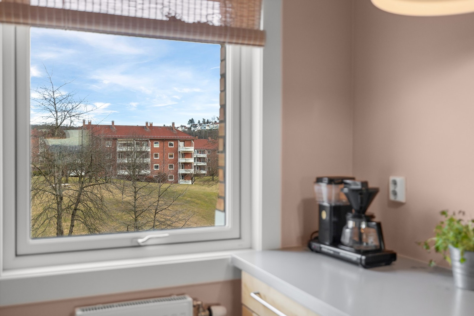 Kjøkkenet har nytt gulv fra 2026, samt nytt vindu fra 2024 som vender mot fellesområdet og gir godt med naturlig lys. Galleribilde