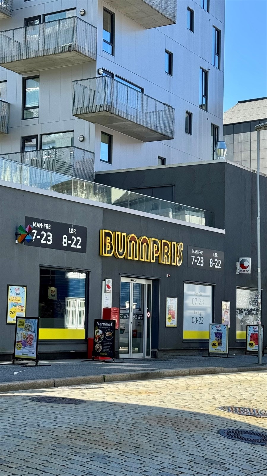 For en rask handletur finner du matvarebutikken Bunnpris like ved, og ellers er Kiwi Nøstet og Rema 1000 i Teatergaten heller ikke langt unna. Galleribilde