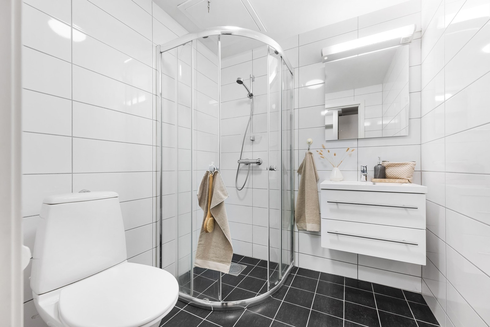 Helfliset baderom fra 2013 med varme i gulv. Vannrør av type rør-i-rør og mekanisk avtrekk. Galleribilde