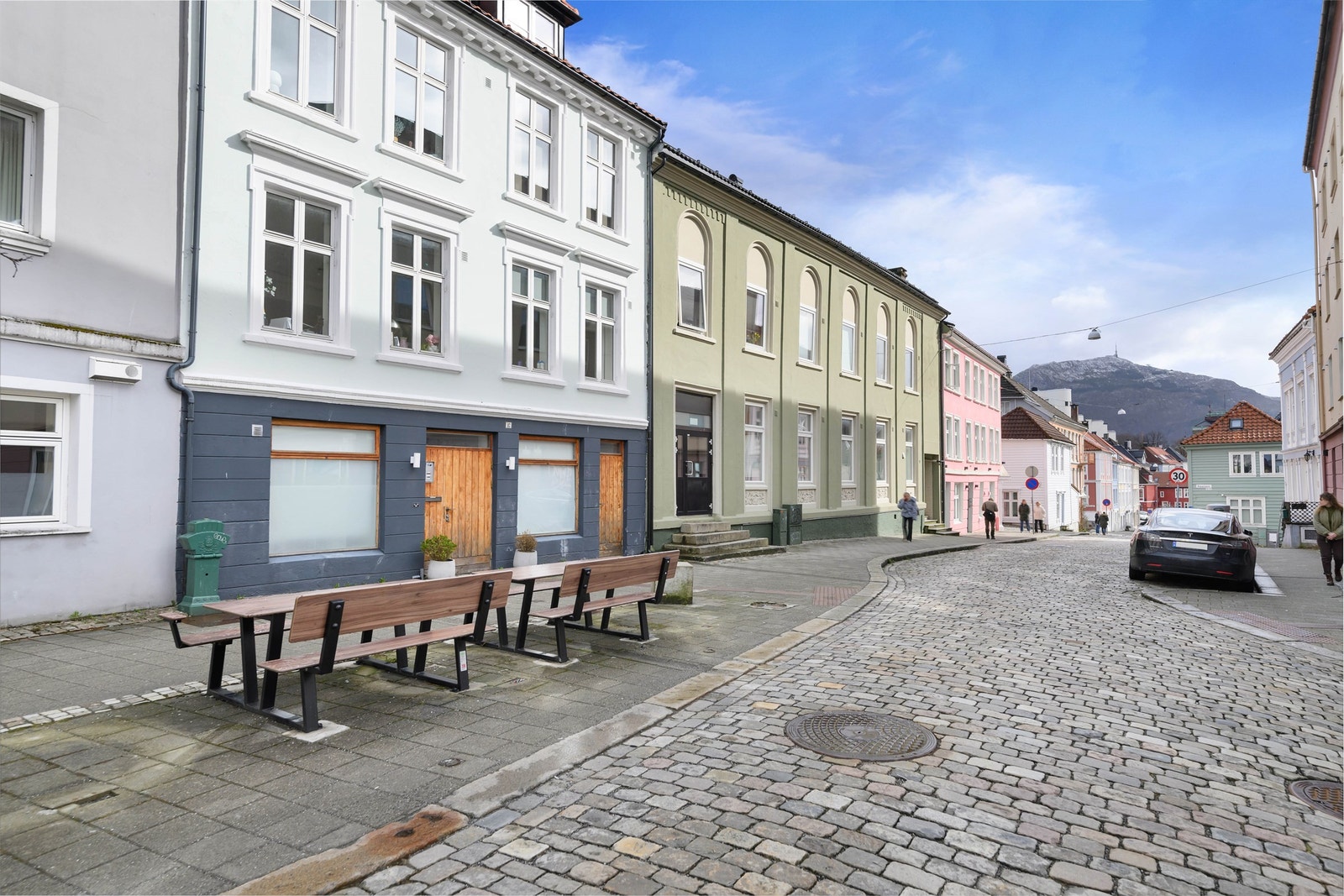 Koselig gate med brostein og benker. Galleribilde